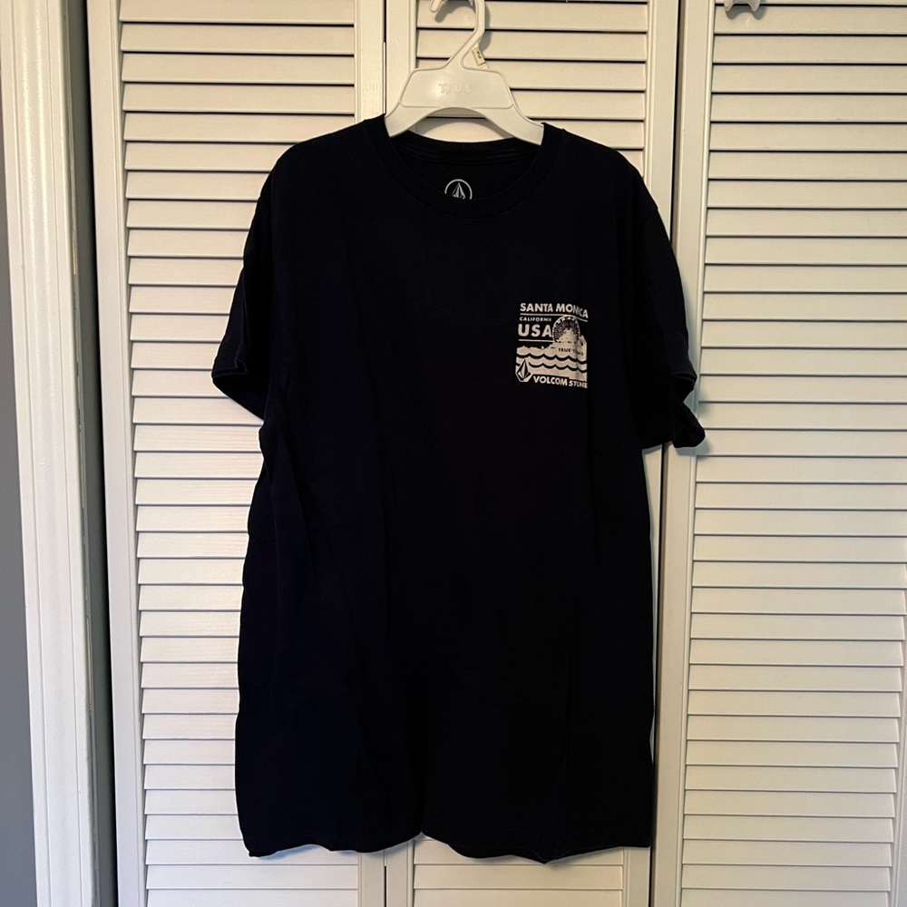 navy blue volcom tee EUC